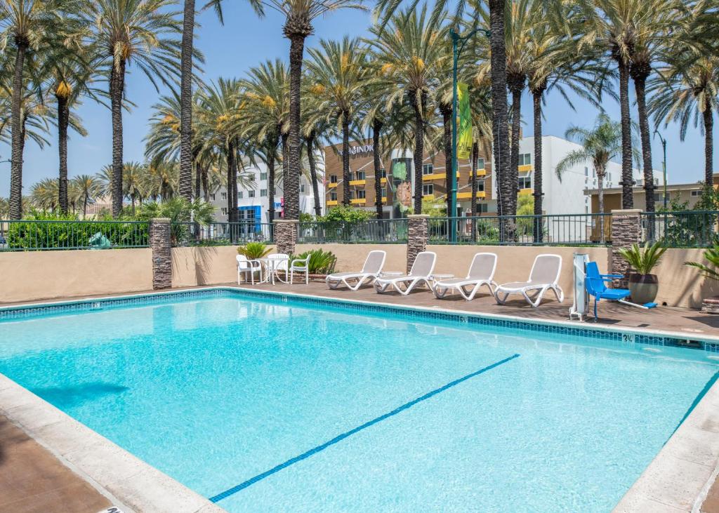 Anaheim Islander Inn and suites near Park and Convention center