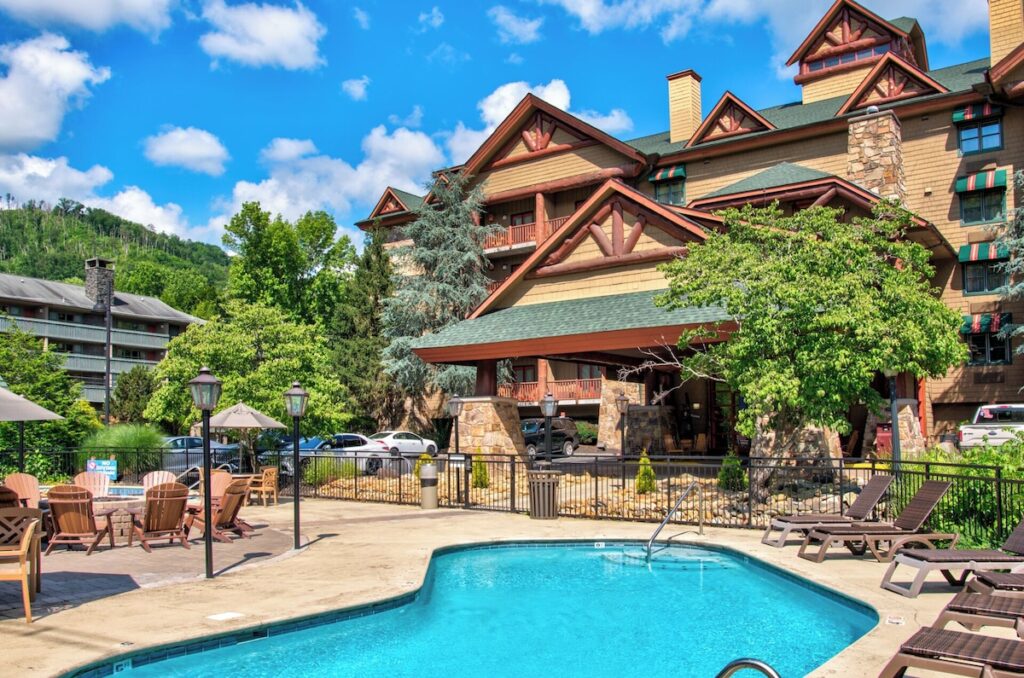 Bearskin Lodge on the River