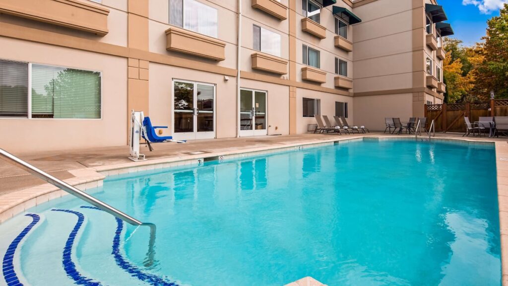 Best Western Plus Edmonds Harbor Inn