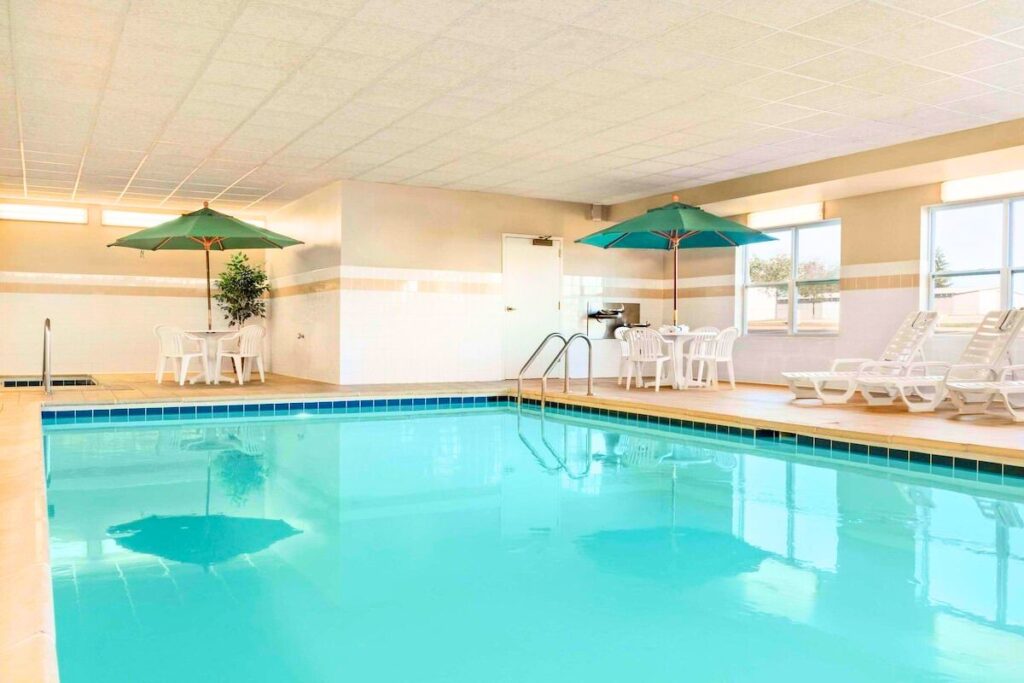 Country Inn & Suites by Radisson, Peoria North, IL