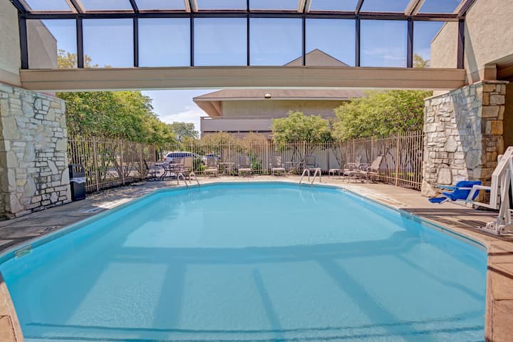 Days Inn & Suites by Wyndham Monroe