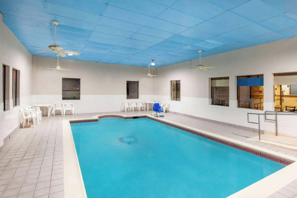 Days Inn & Suites by Wyndham Webster NASA-ClearLake-Houston