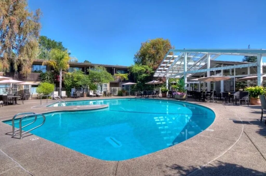 Dinah’s Garden Hotel