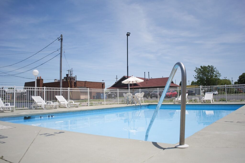 Econo Lodge Inn & Suites South