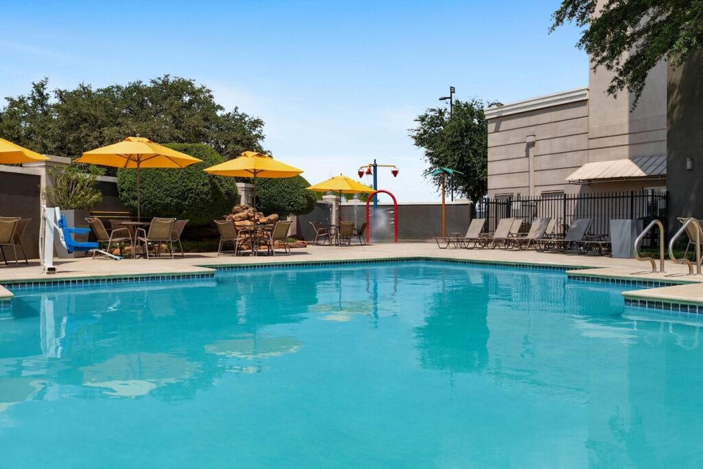 La Quinta Inn & Suites by Wyndham Arlington North 6 Flags Dr