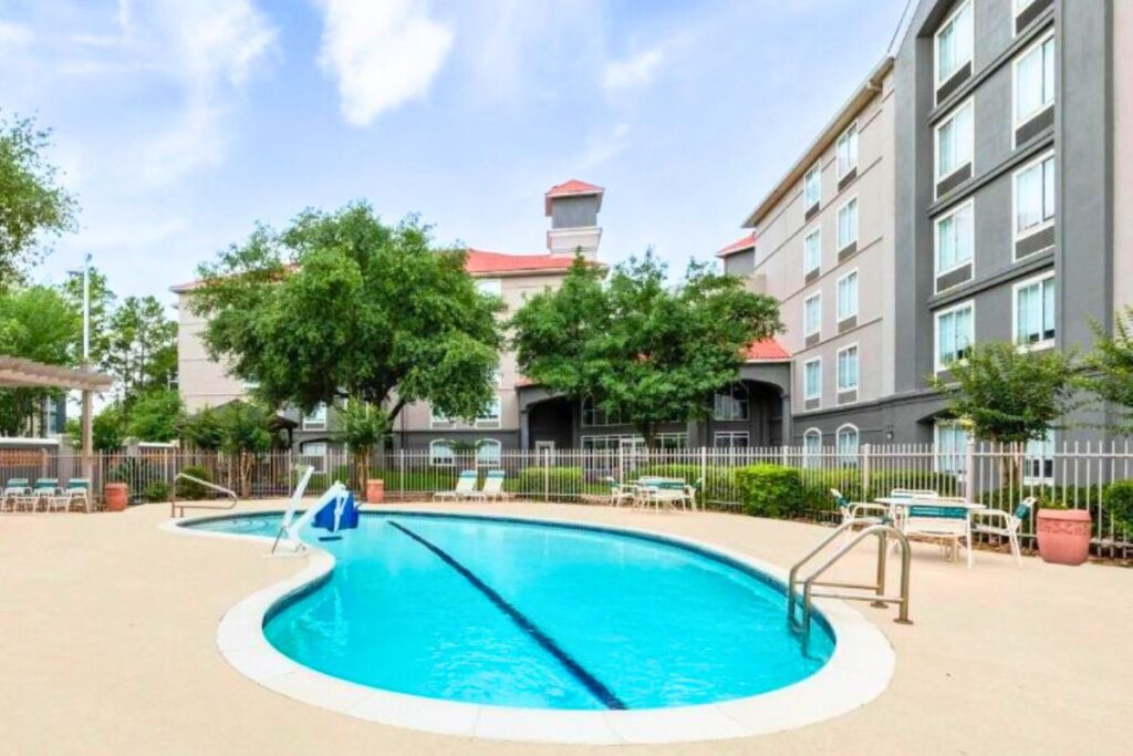 La Quinta Inn & Suites by Wyndham Houston Bush IAH South