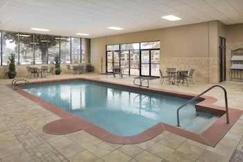 La Quinta Inn & Suites by Wyndham Springfield Airport Plaza
