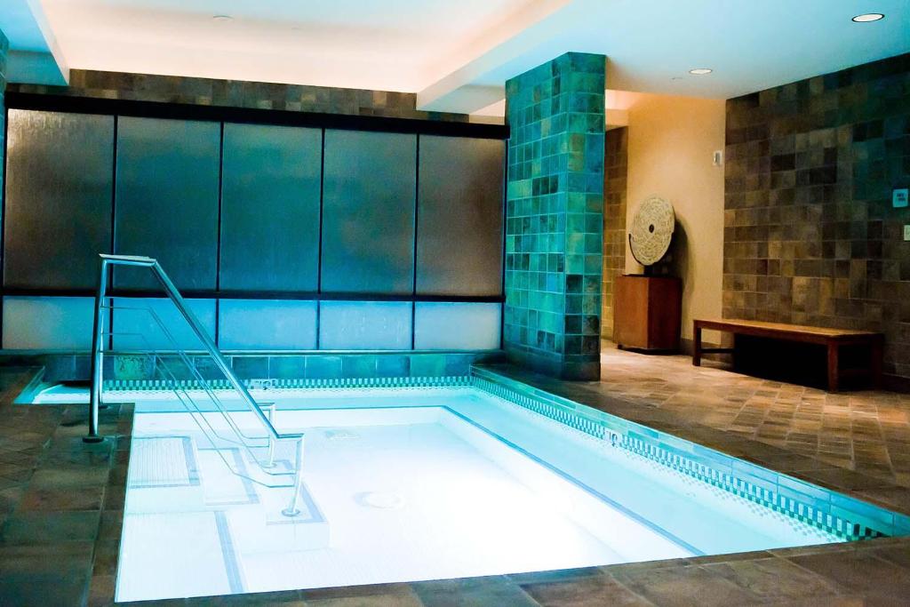 Lucky Gem Penthouse & Luxury Suites at Signature Resort, Balcony Strip View 1607