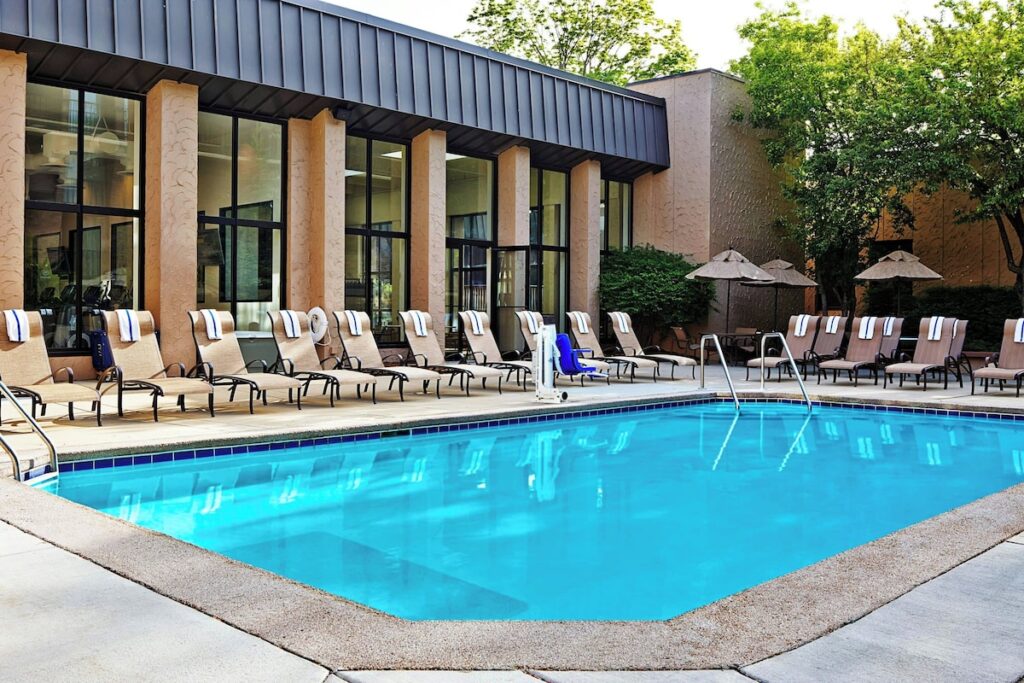 Sheraton Milwaukee Brookfield Hotel