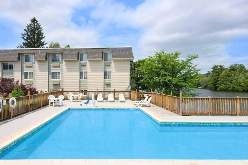 Super 8 by Wyndham Sturbridge